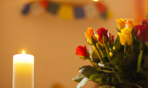 Kerze und Rosen