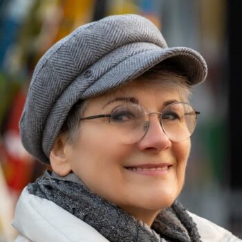 Yogaschule raum für yoga – sanftes Yoga für Senioren 60 plus in Berlin-Mitte mit Ellen